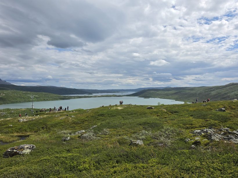 Speidere som går oppover fjellet