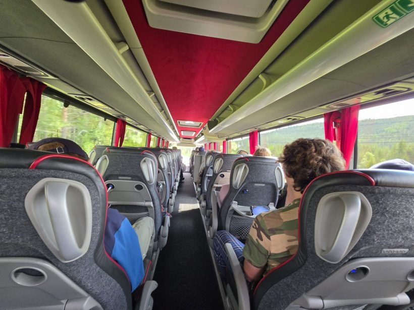 Speidere i buss på vei tilbake til ski